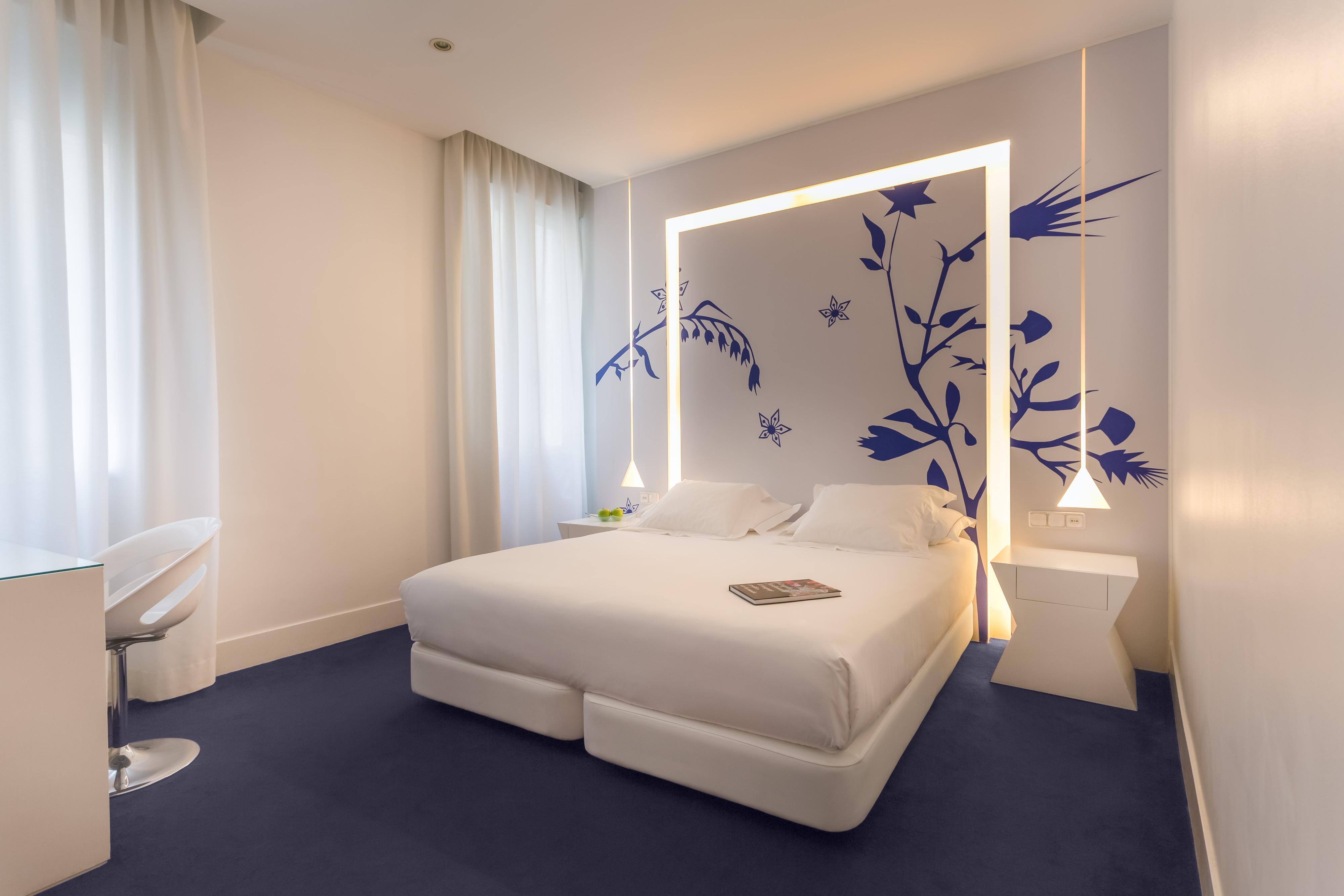 Mate Mario, Hotel Madri