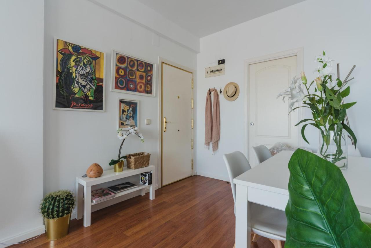 Cozy And Stylish With Natural Light And Vibrant Decor *