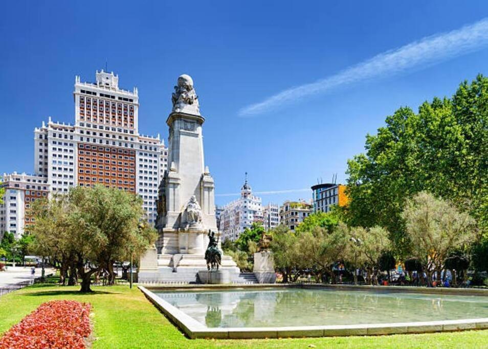 Punta Me Super Located In Plaza Espana Madrid