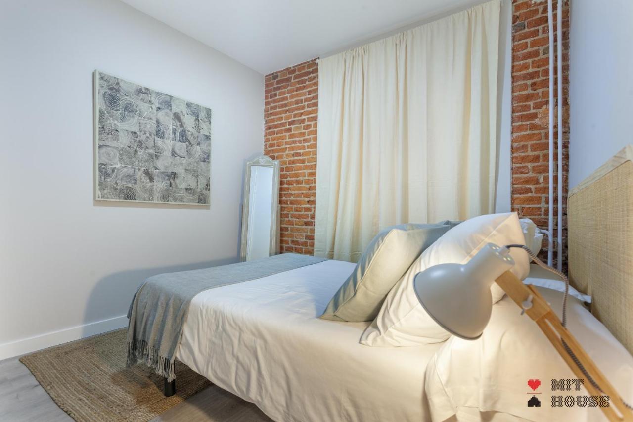 Latina En Apartment