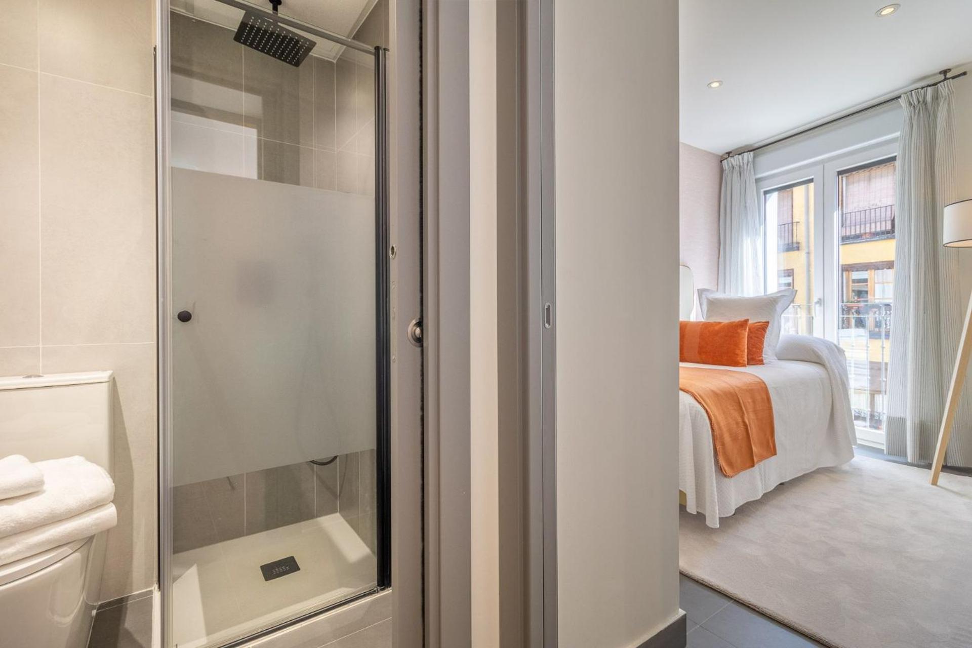 Perfectly Placed For 3 In La Latina Just Around The Corner From El Rastro Latina Toledo Iv Apartment