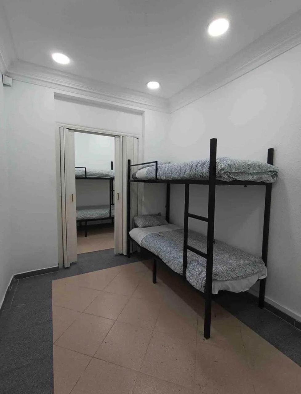Parsa Hostel *