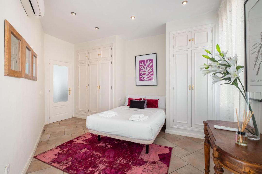 Bright- 1bd 1bth Furnished - Sol Apartment *