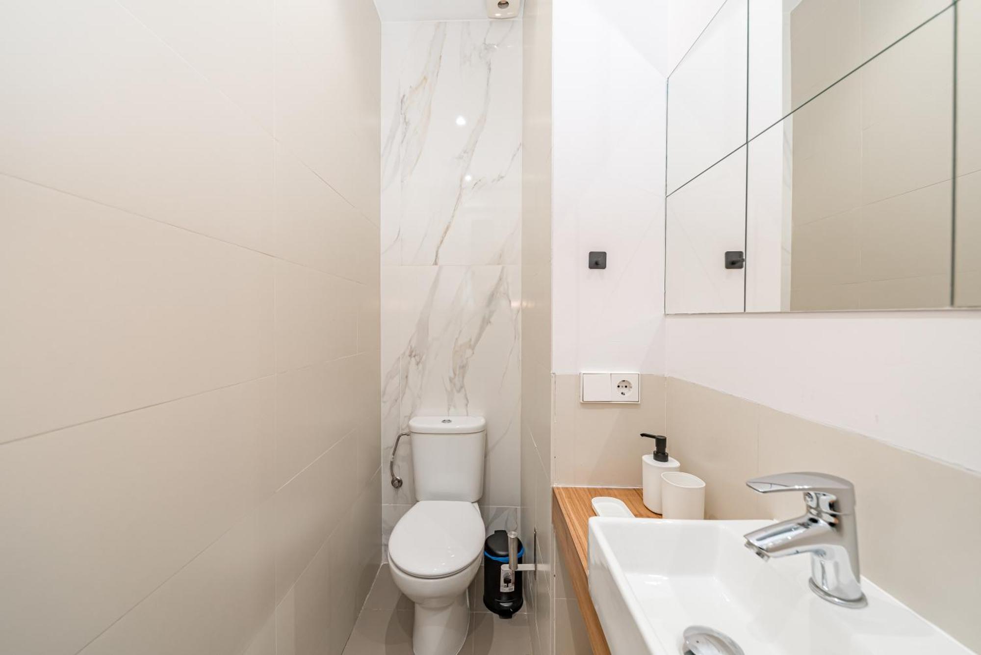 Lalatina Ii Calle Almendro 3br 2bh Apartment