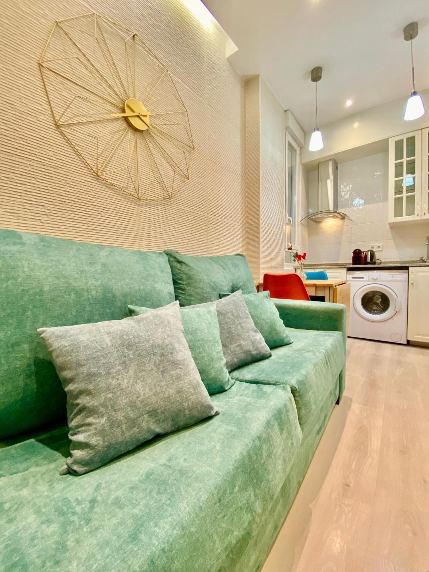 Charming Puerta Del Sol Center - 6 Bedrooms *