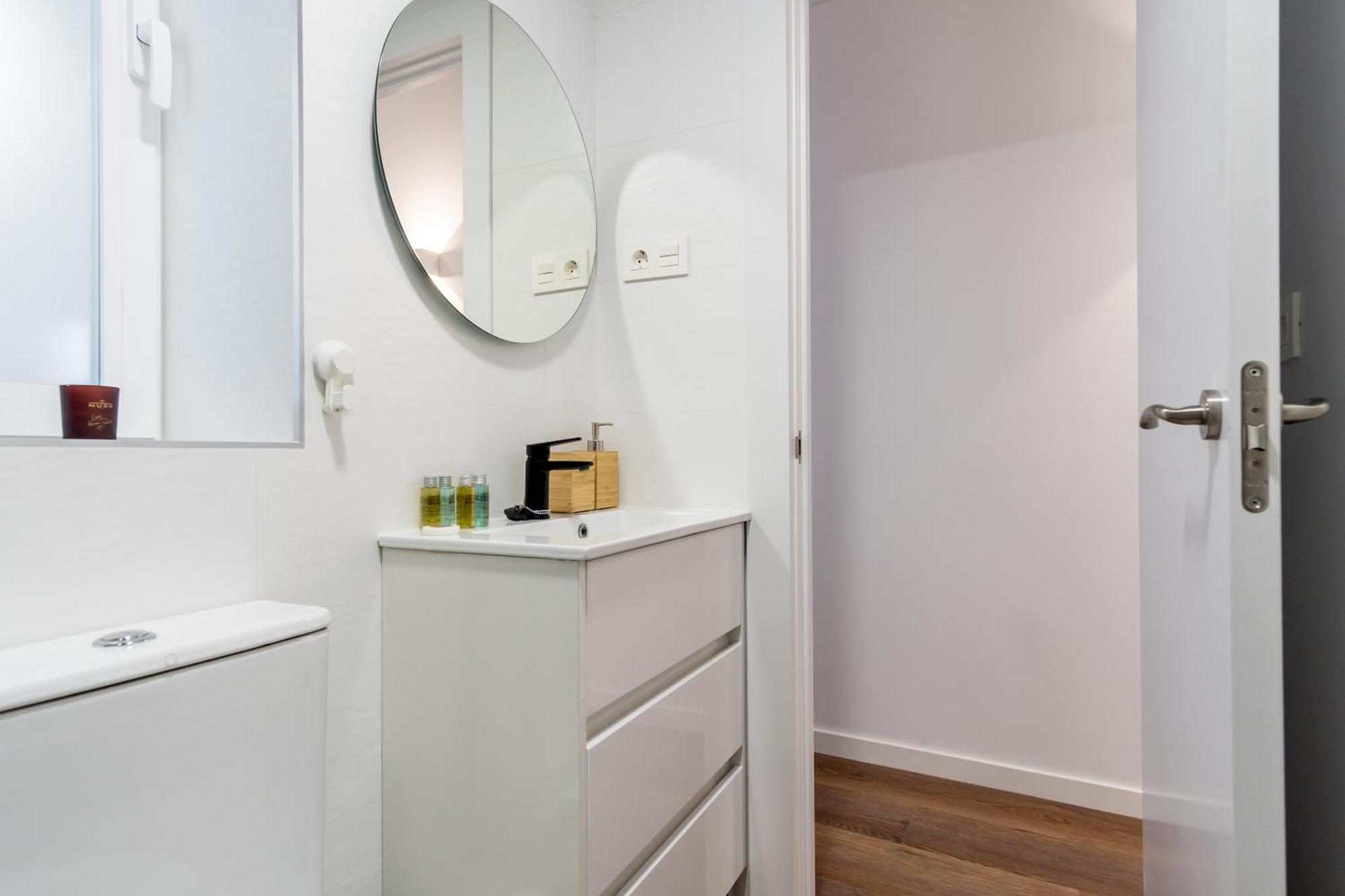 Modern And Cozy- 1 Bedroom 1 Bathroom -lavapies Apartment Madrid