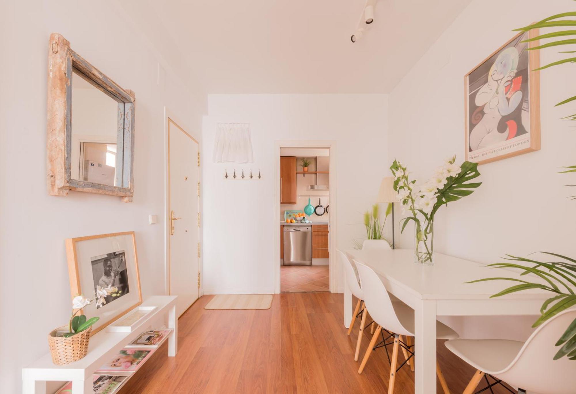 Privat bolig Cozy And Stylish With Natural Light And Vibrant Decor