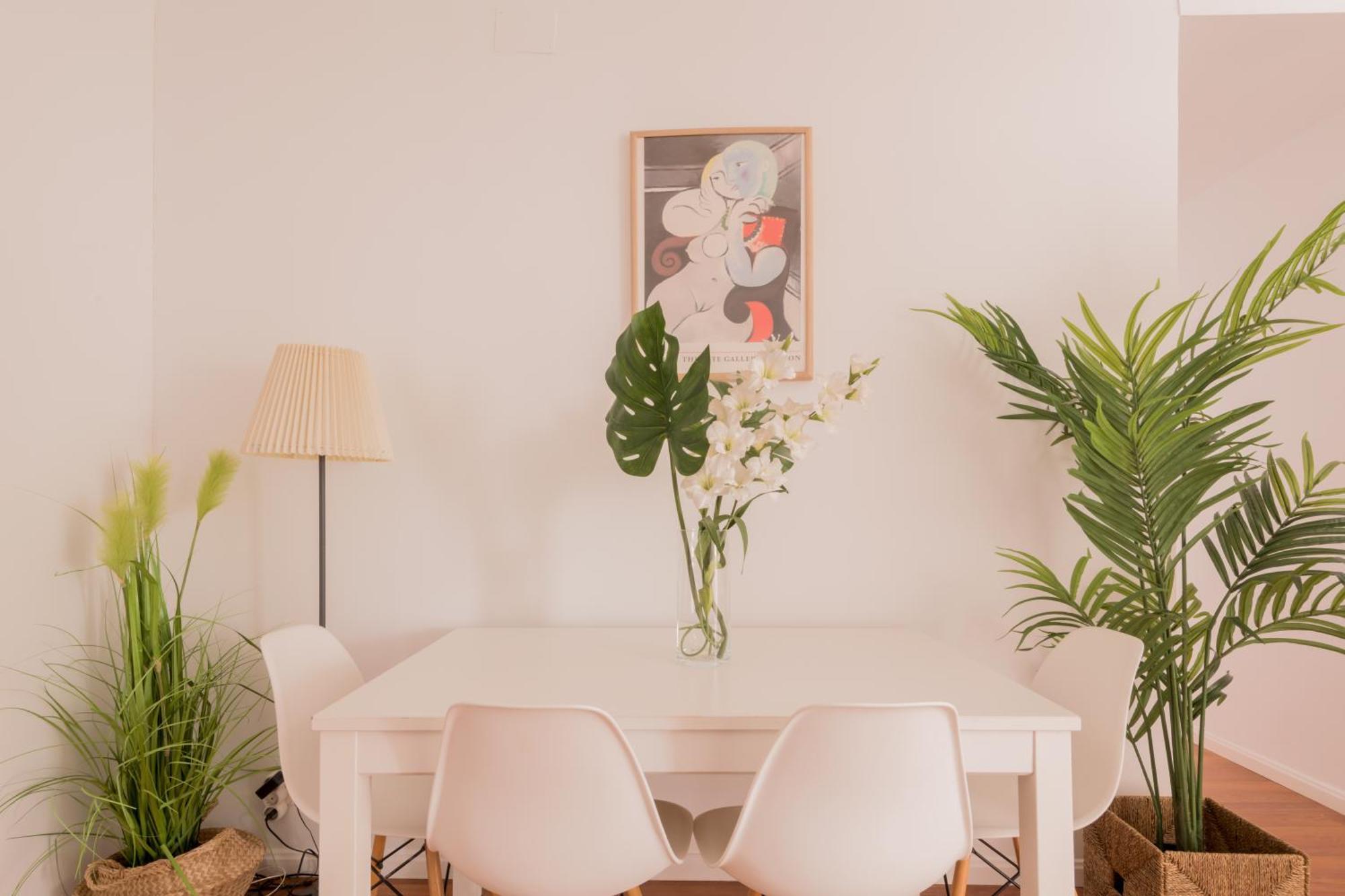 Cozy And Stylish With Natural Light And Vibrant Decor Privat bolig