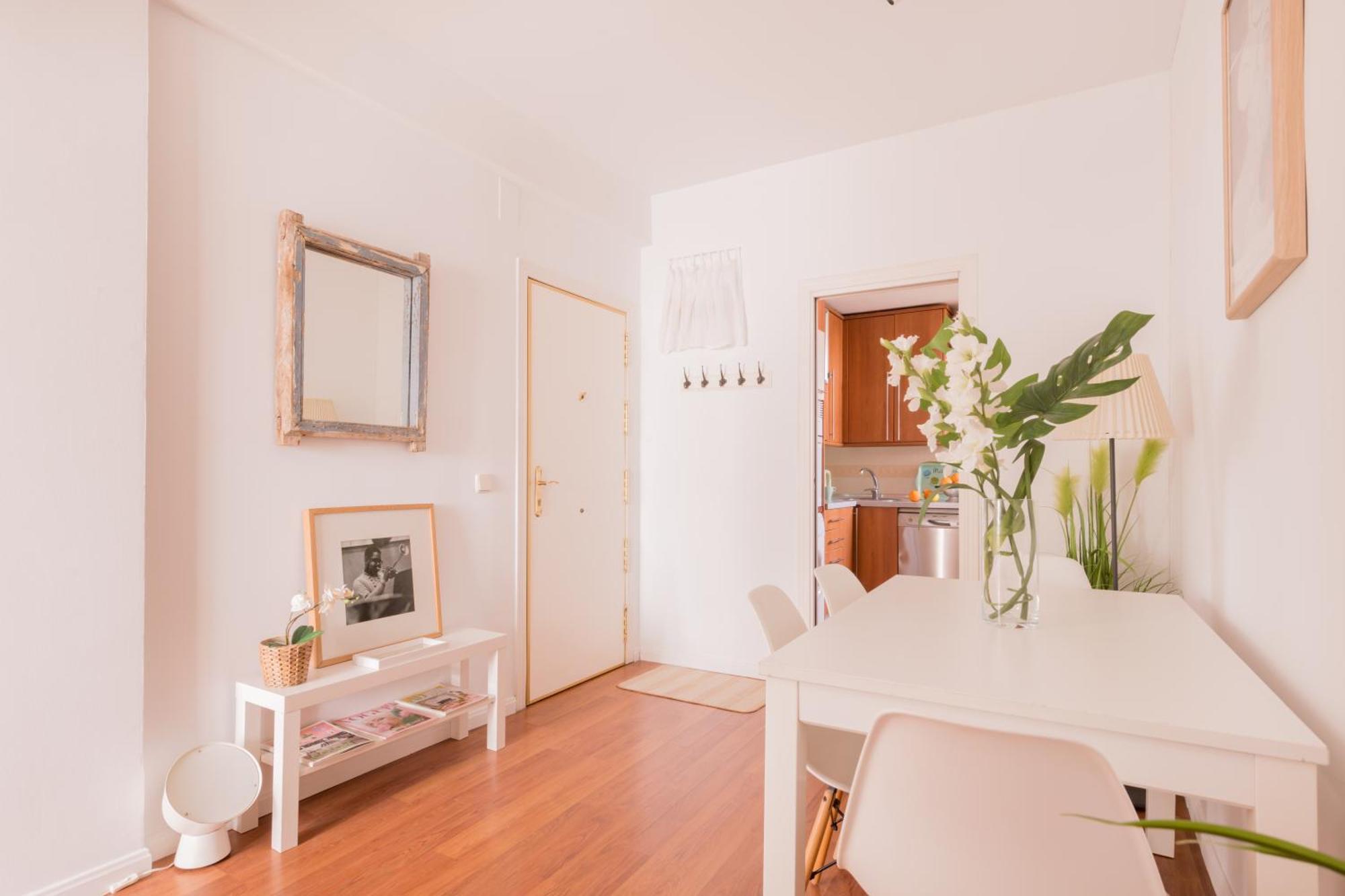 Cozy And Stylish With Natural Light And Vibrant Decor Privat bolig Madrid