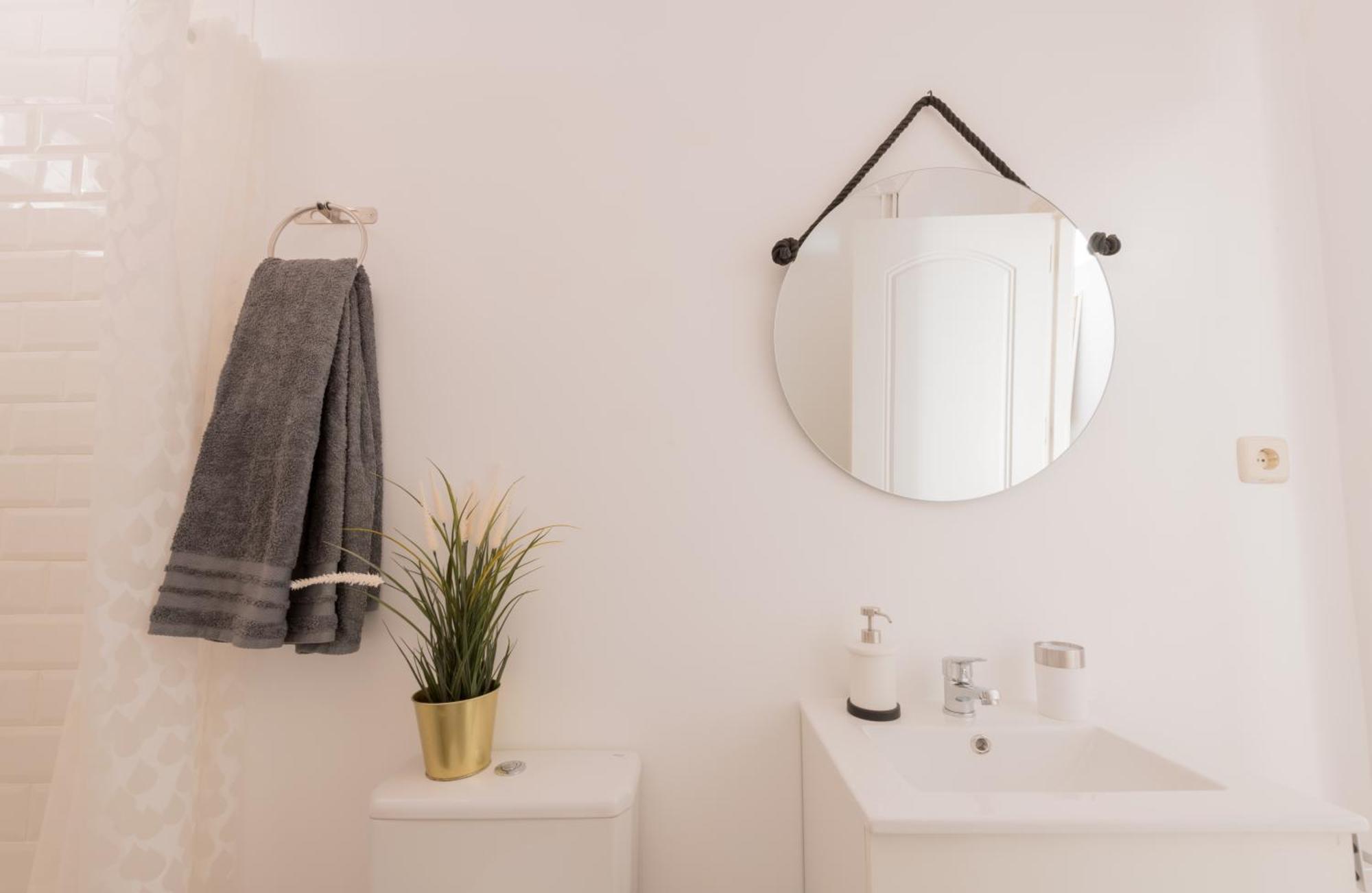 Cozy And Stylish With Natural Light And Vibrant Decor Madrid