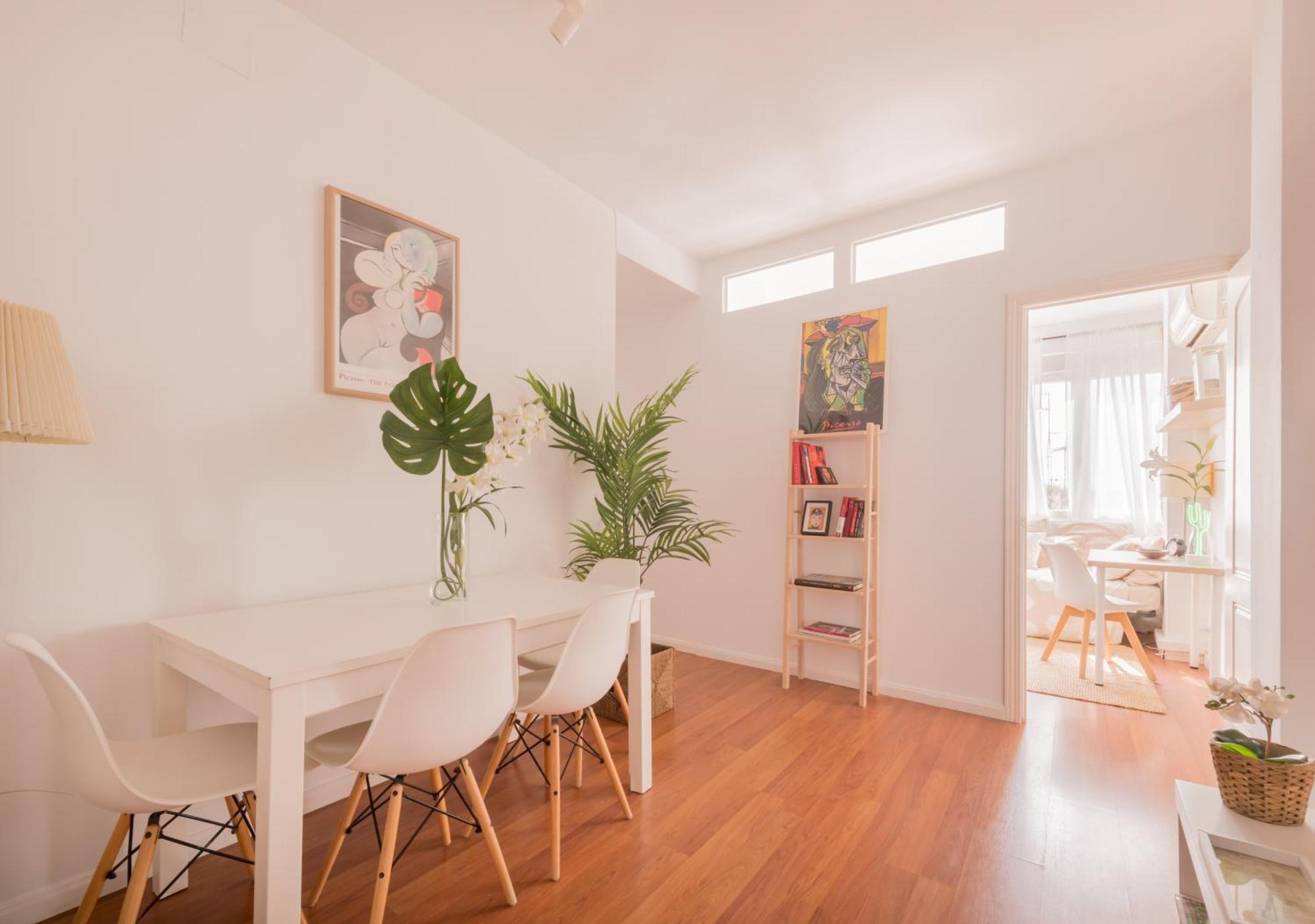 Cozy And Stylish With Natural Light And Vibrant Decor Privat bolig