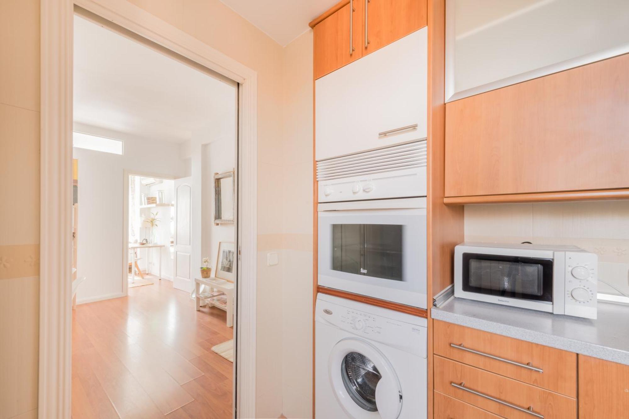 Cozy And Stylish With Natural Light And Vibrant Decor * Madrid