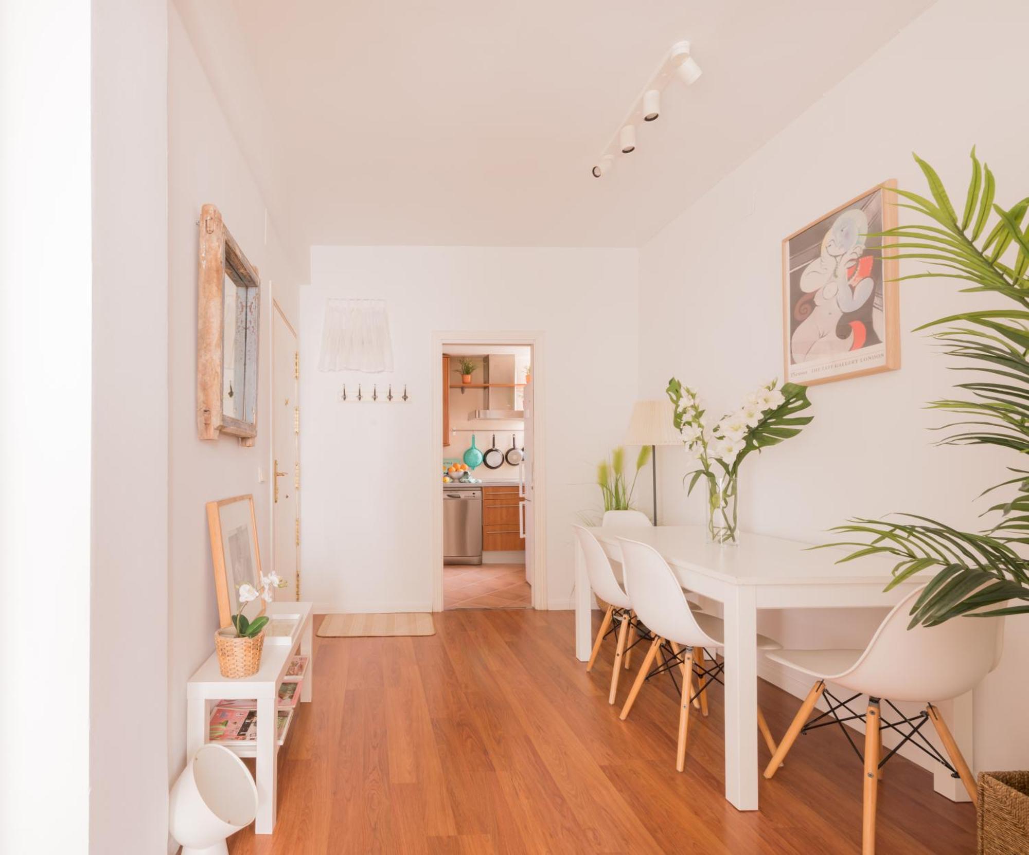 Privat bolig Cozy And Stylish With Natural Light And Vibrant Decor