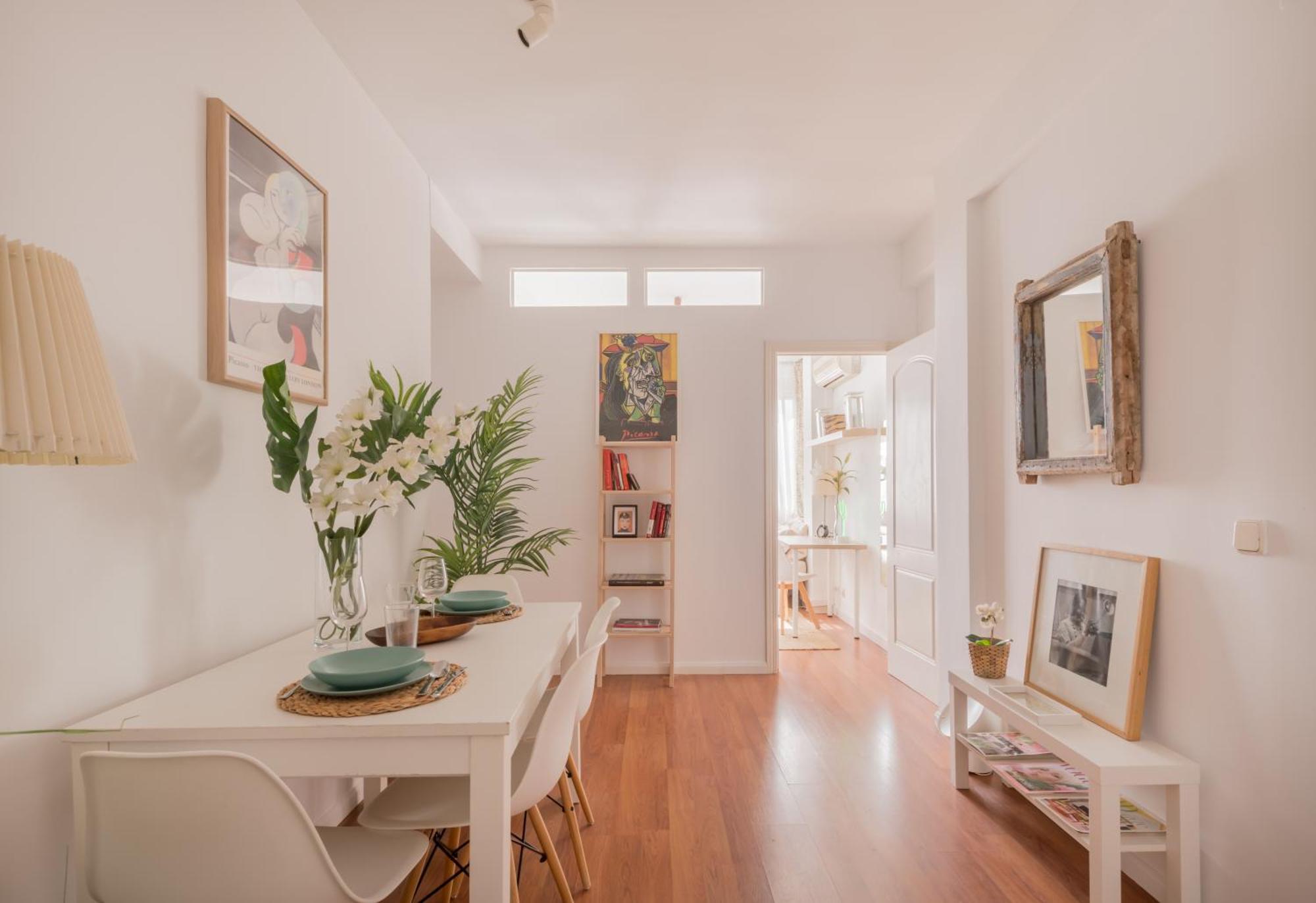 Cozy And Stylish With Natural Light And Vibrant Decor Madrid