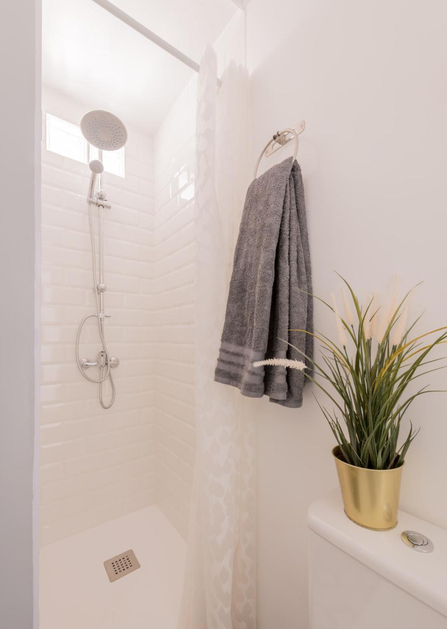 Privat bolig Cozy And Stylish With Natural Light And Vibrant Decor