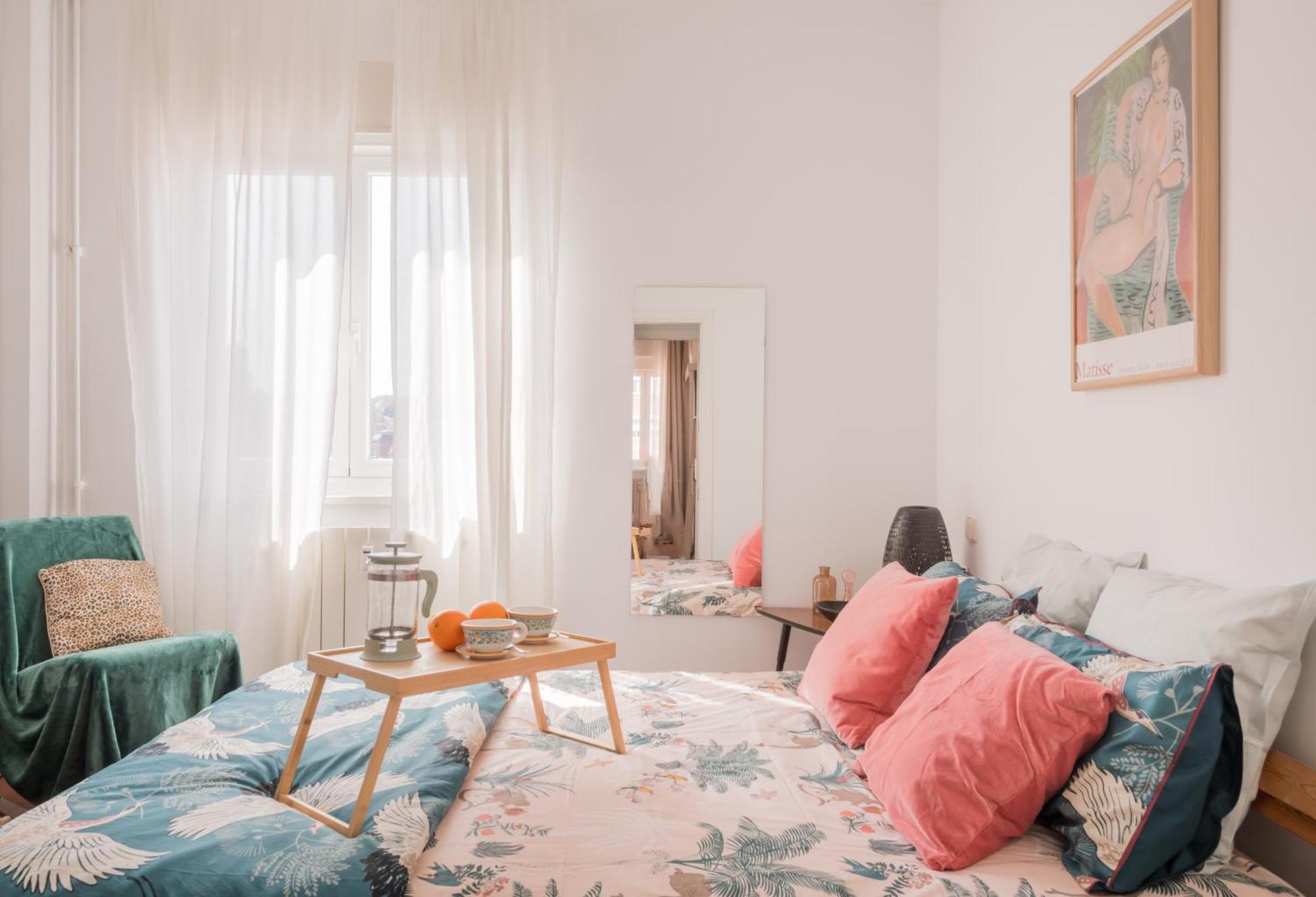 Cozy And Stylish With Natural Light And Vibrant Decor Madrid