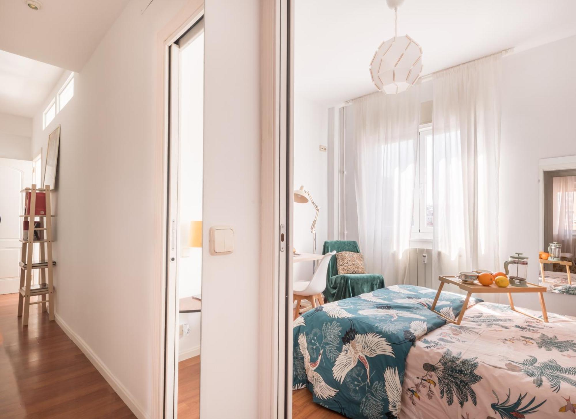 Cozy And Stylish With Natural Light And Vibrant Decor * Madrid