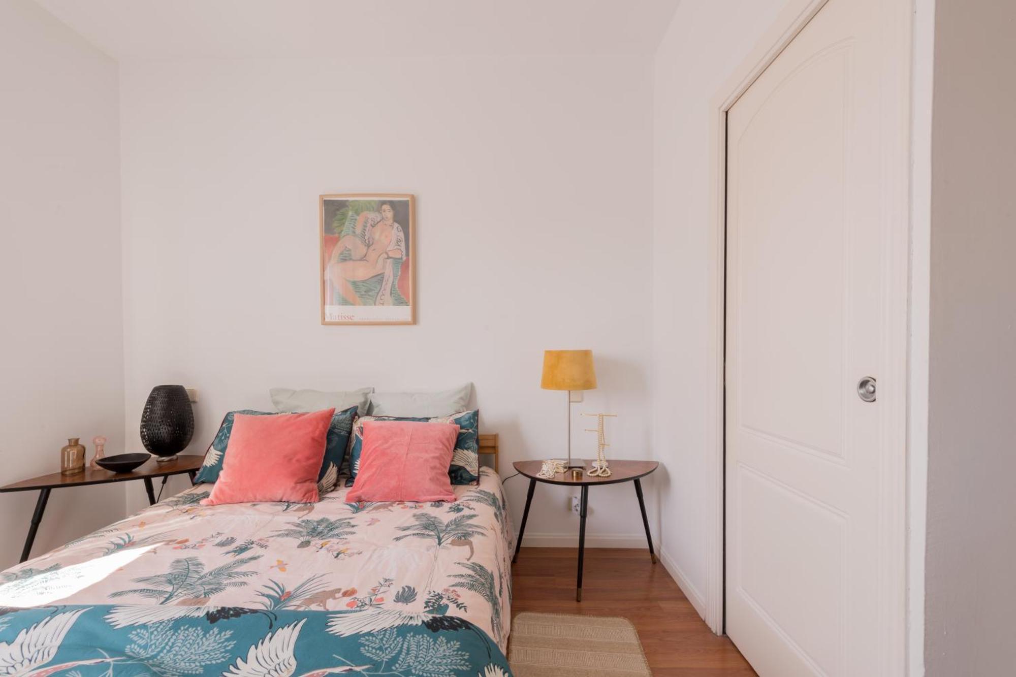 Cozy And Stylish With Natural Light And Vibrant Decor Madrid