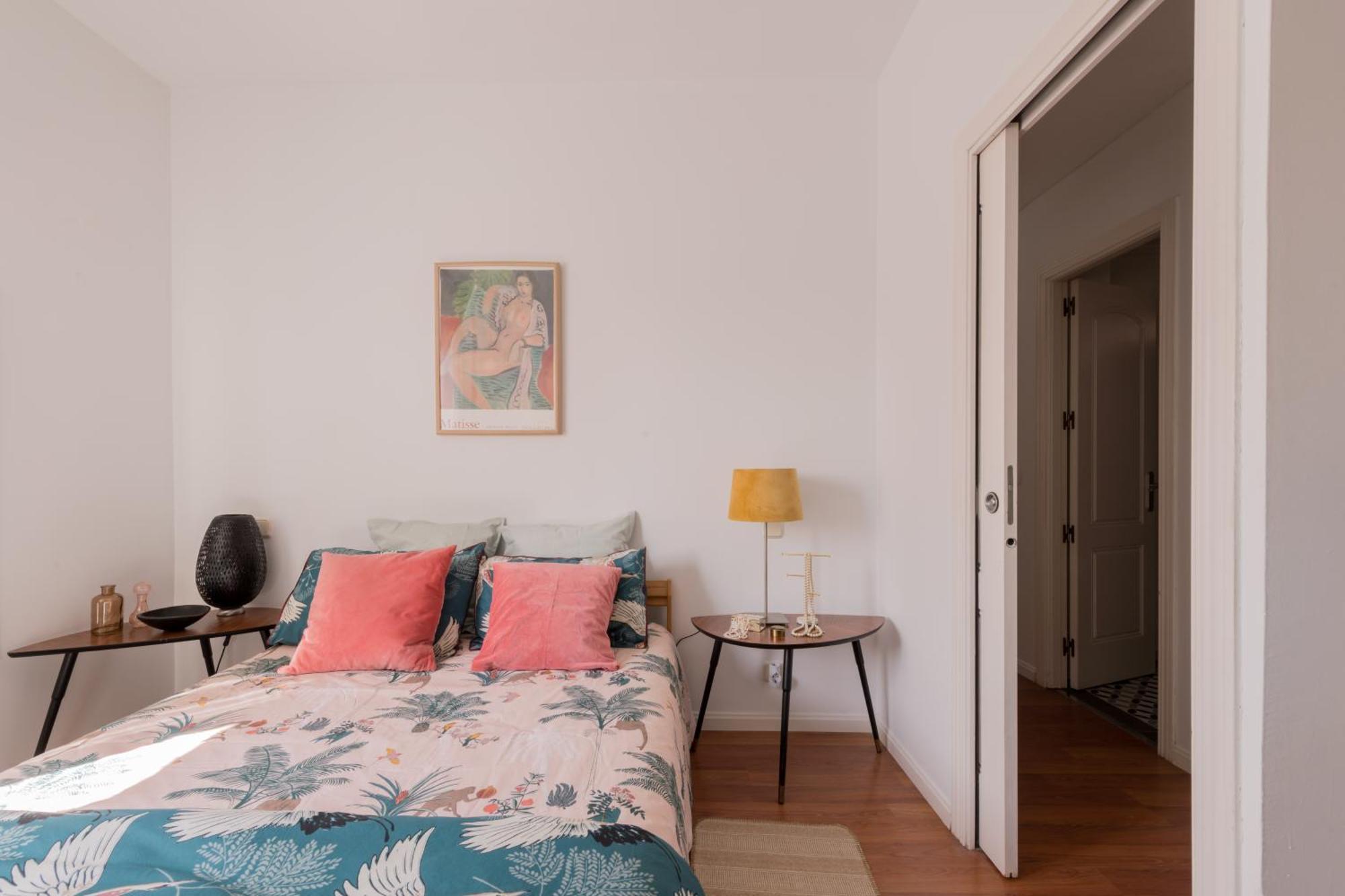 Cozy And Stylish With Natural Light And Vibrant Decor *