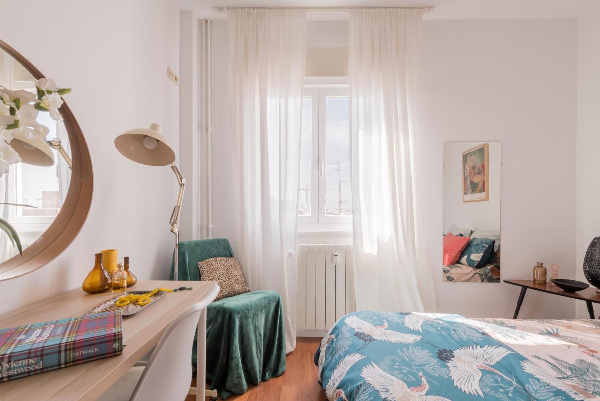 Cozy And Stylish With Natural Light And Vibrant Decor Madrid