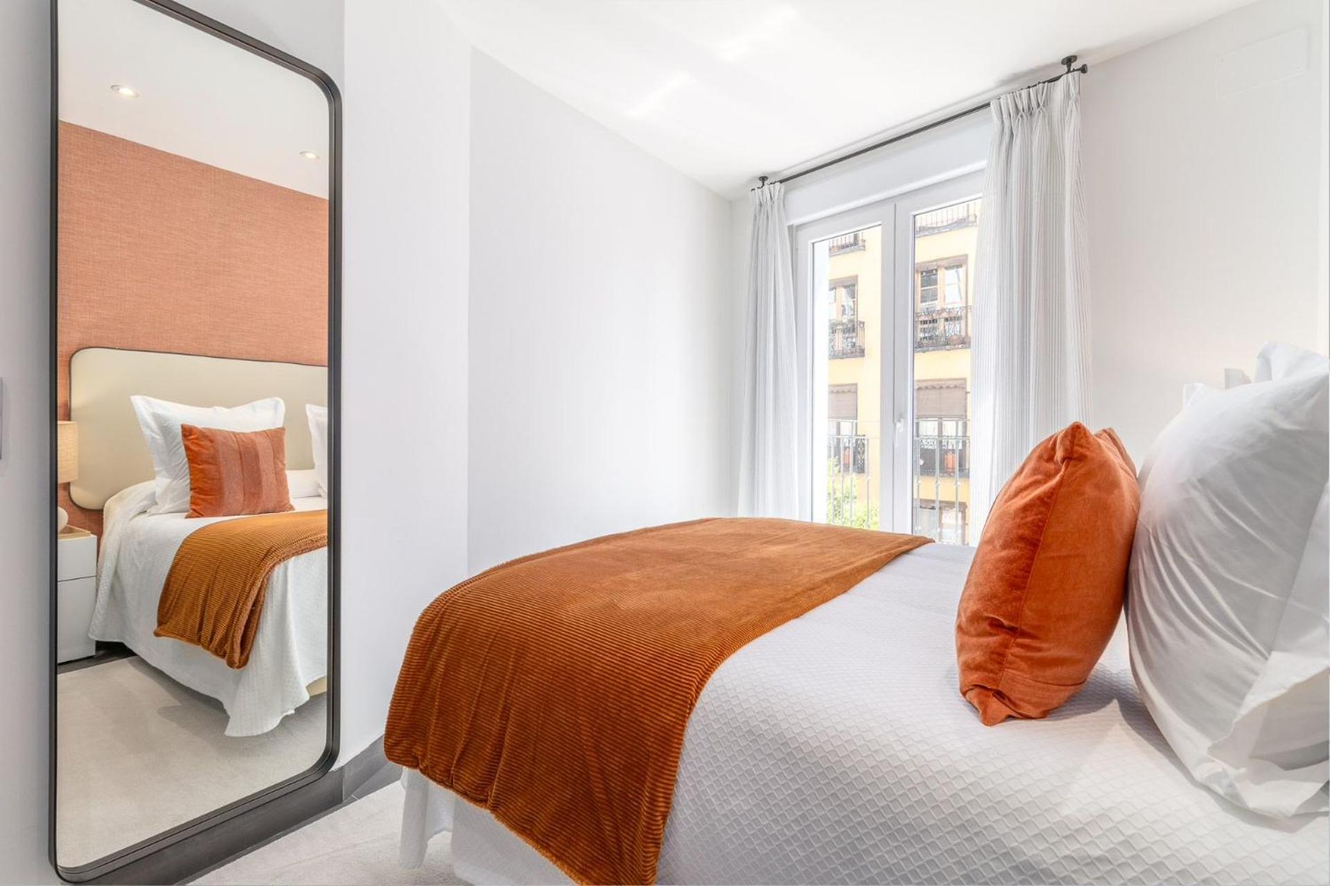 Modern In La Latina For 3 - Vibrant Location Latina Toledo Vii Apartment