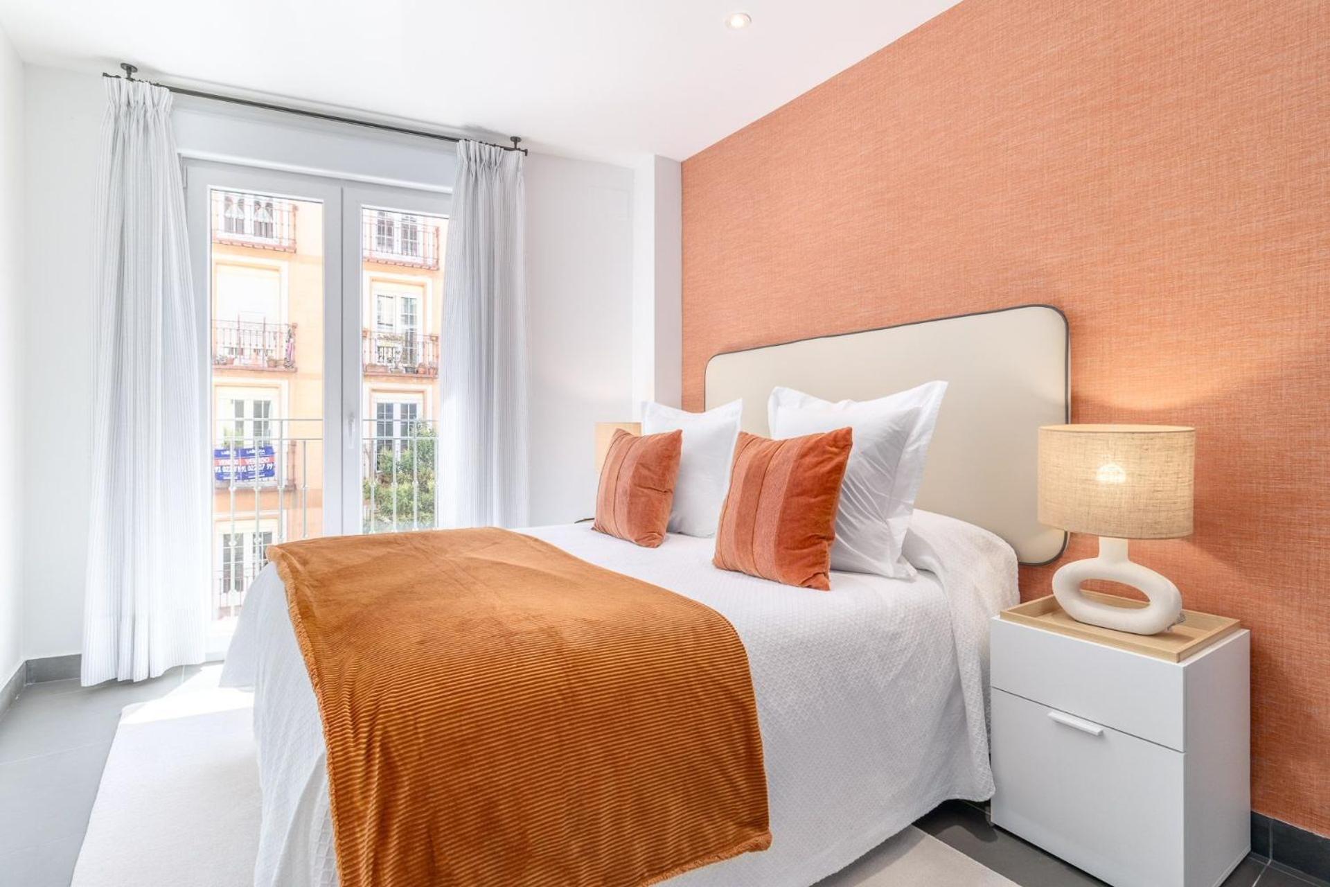 Modern In La Latina For 3 - Vibrant Location Latina Toledo Vii Apartment *