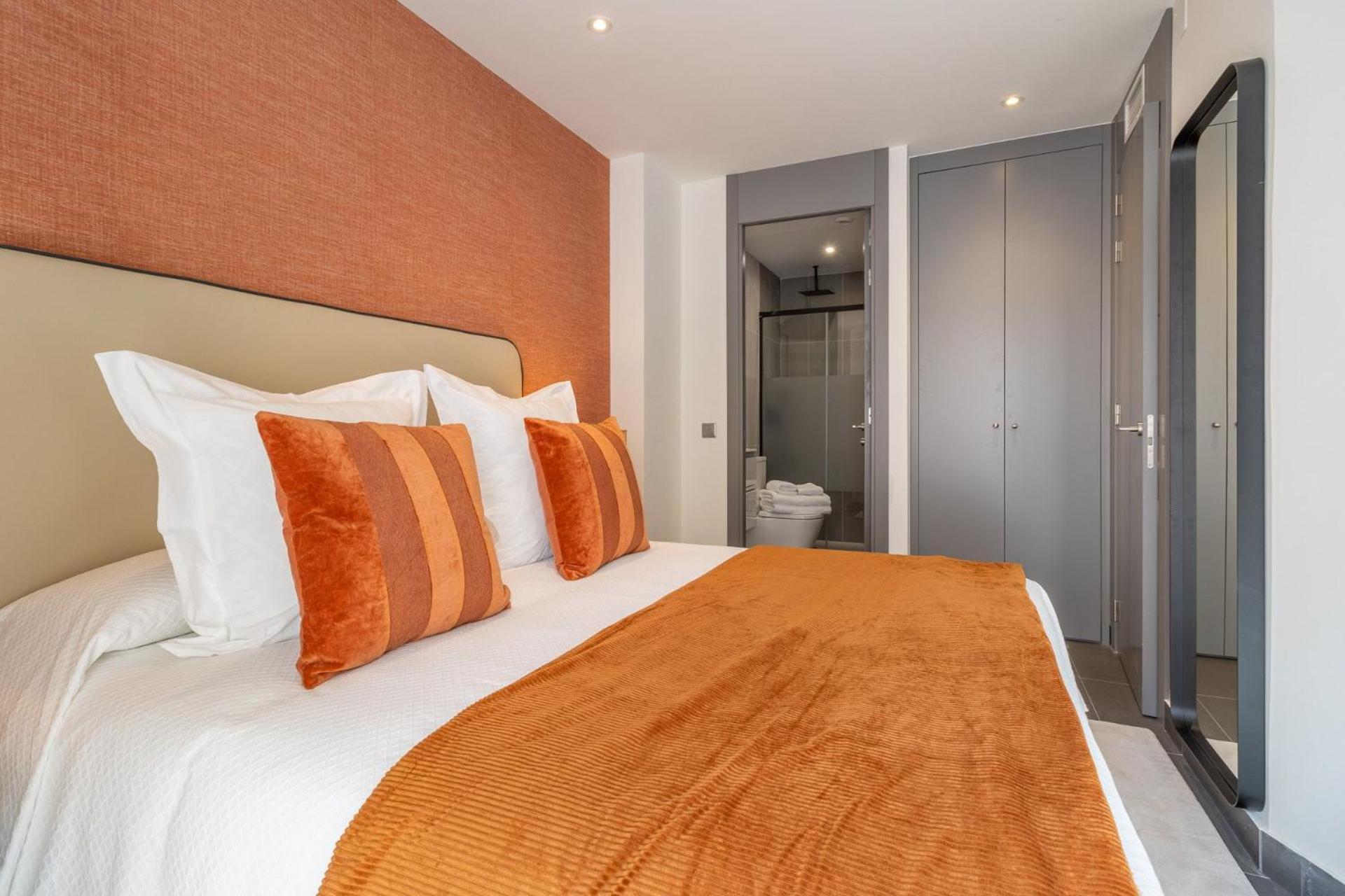 Modern In La Latina For 3 - Vibrant Location Latina Toledo Vii Apartment *