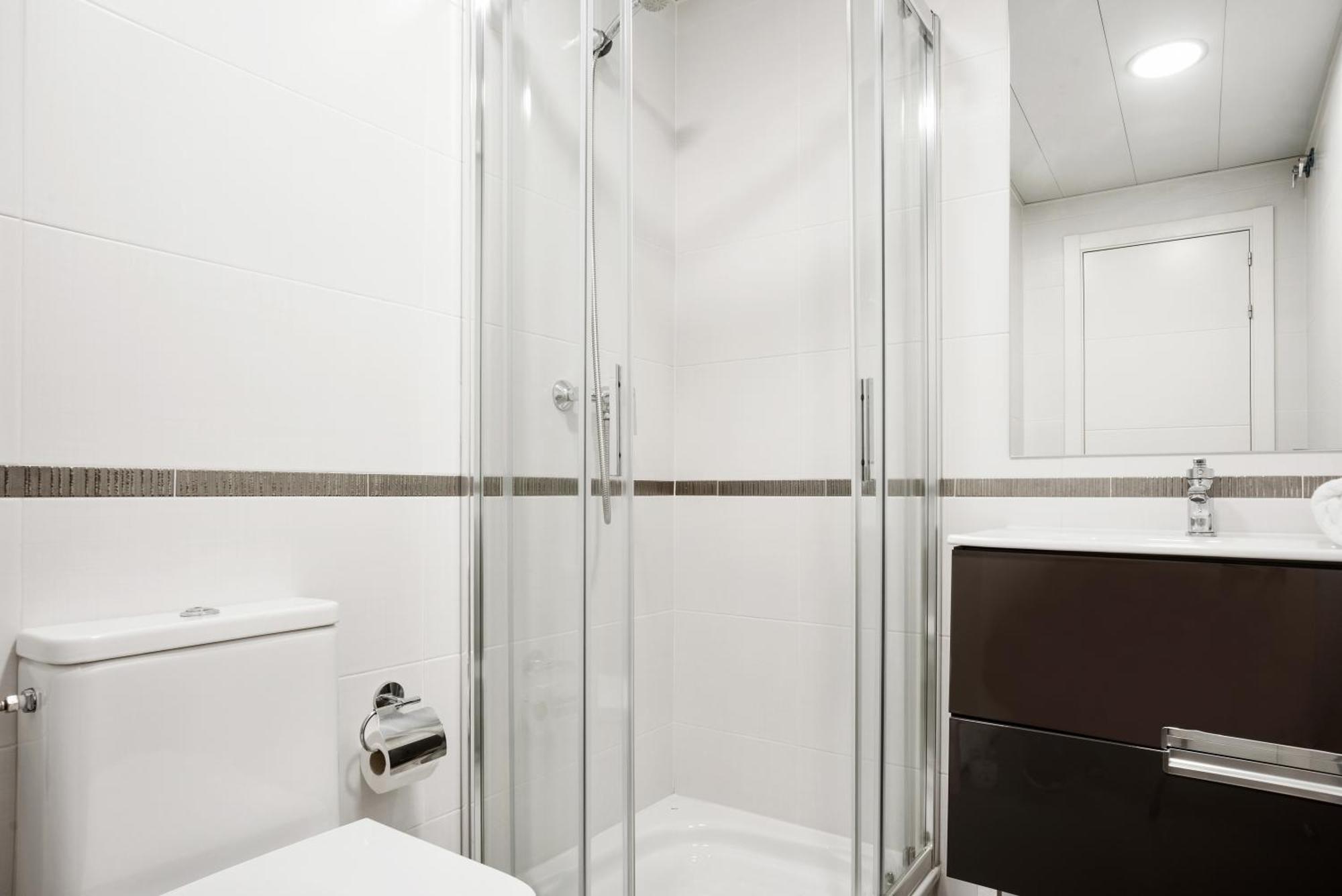 Modern 2 Bedroom Near Retiro Close To Metro * Madrid