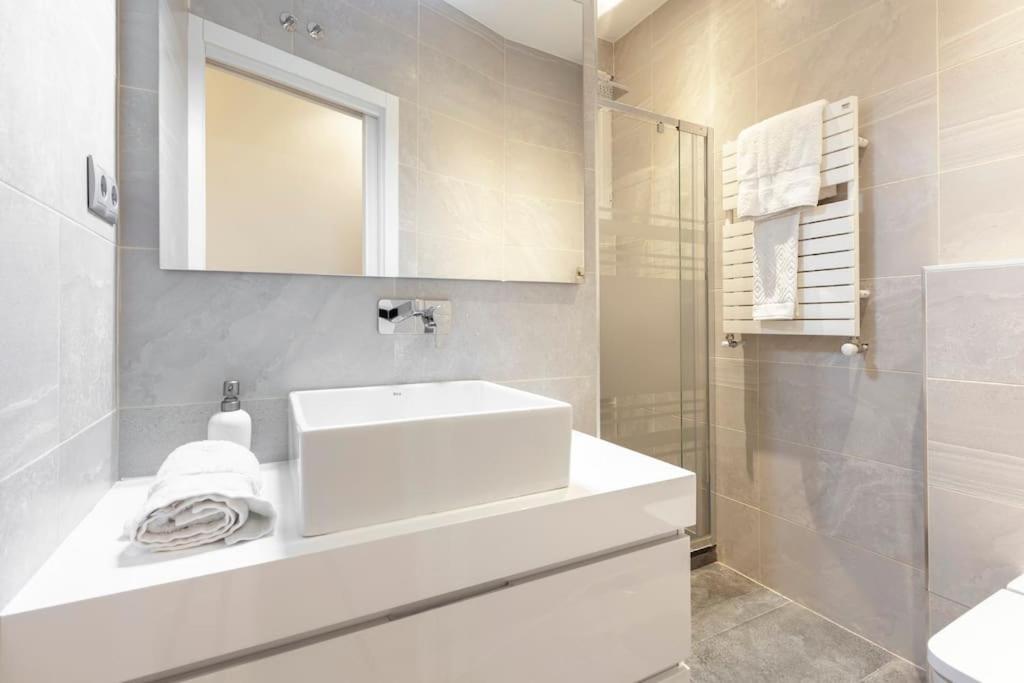 Apartment Tasteful Centre Rios Rosas - Business Ready