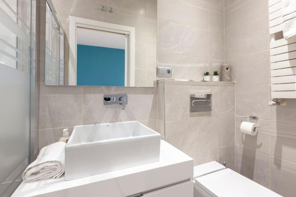 Tasteful Centre Rios Rosas - Business Ready Apartment *