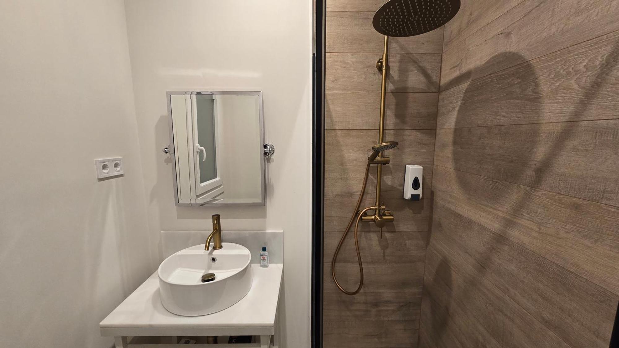 Center Charm 1 Bedroom *