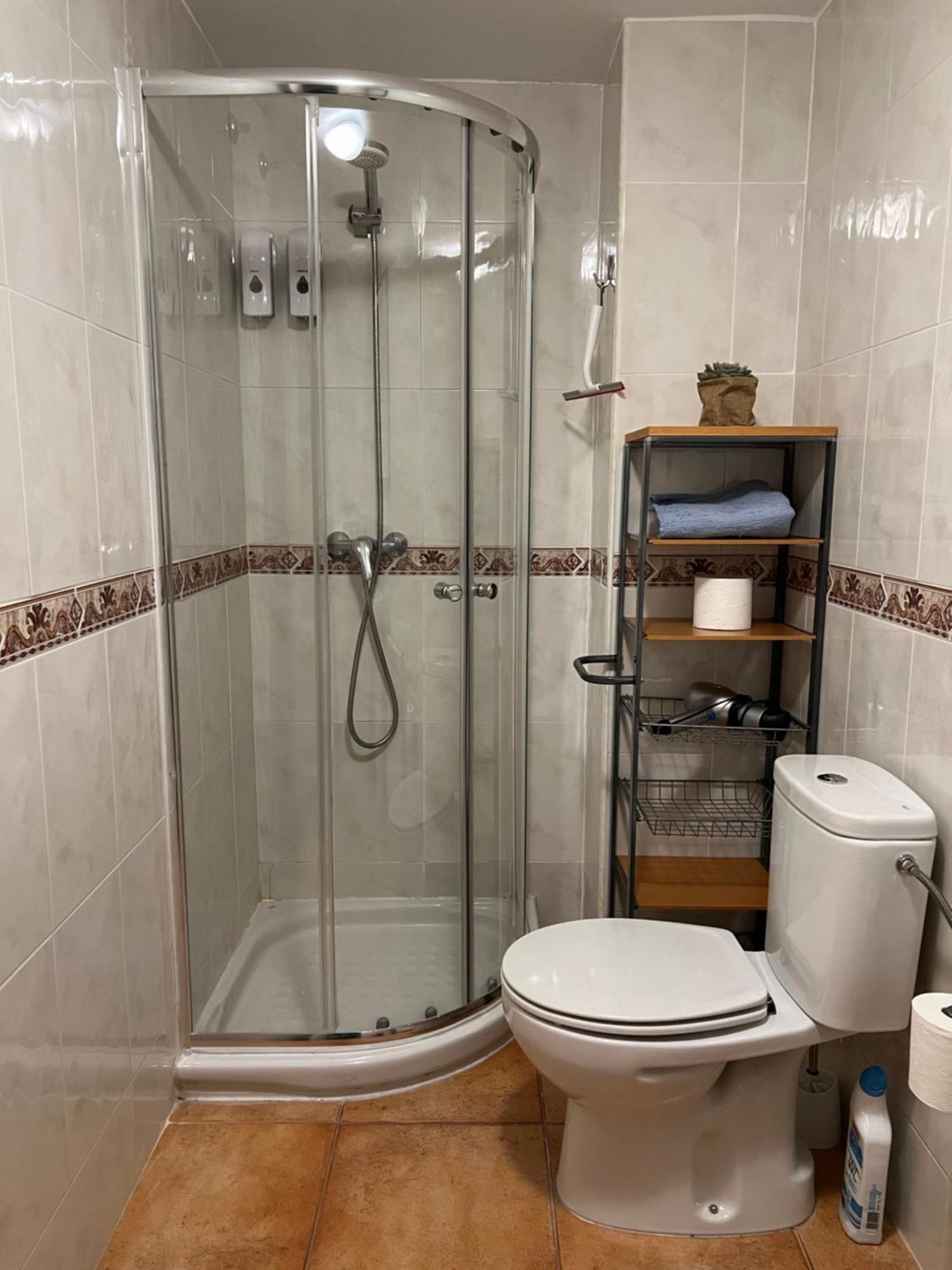 A 5 Minutos De Ifema Y 10 Del Aeropuerto, Habitacion Y Bano Privado Con Entrada Independiente Guest house