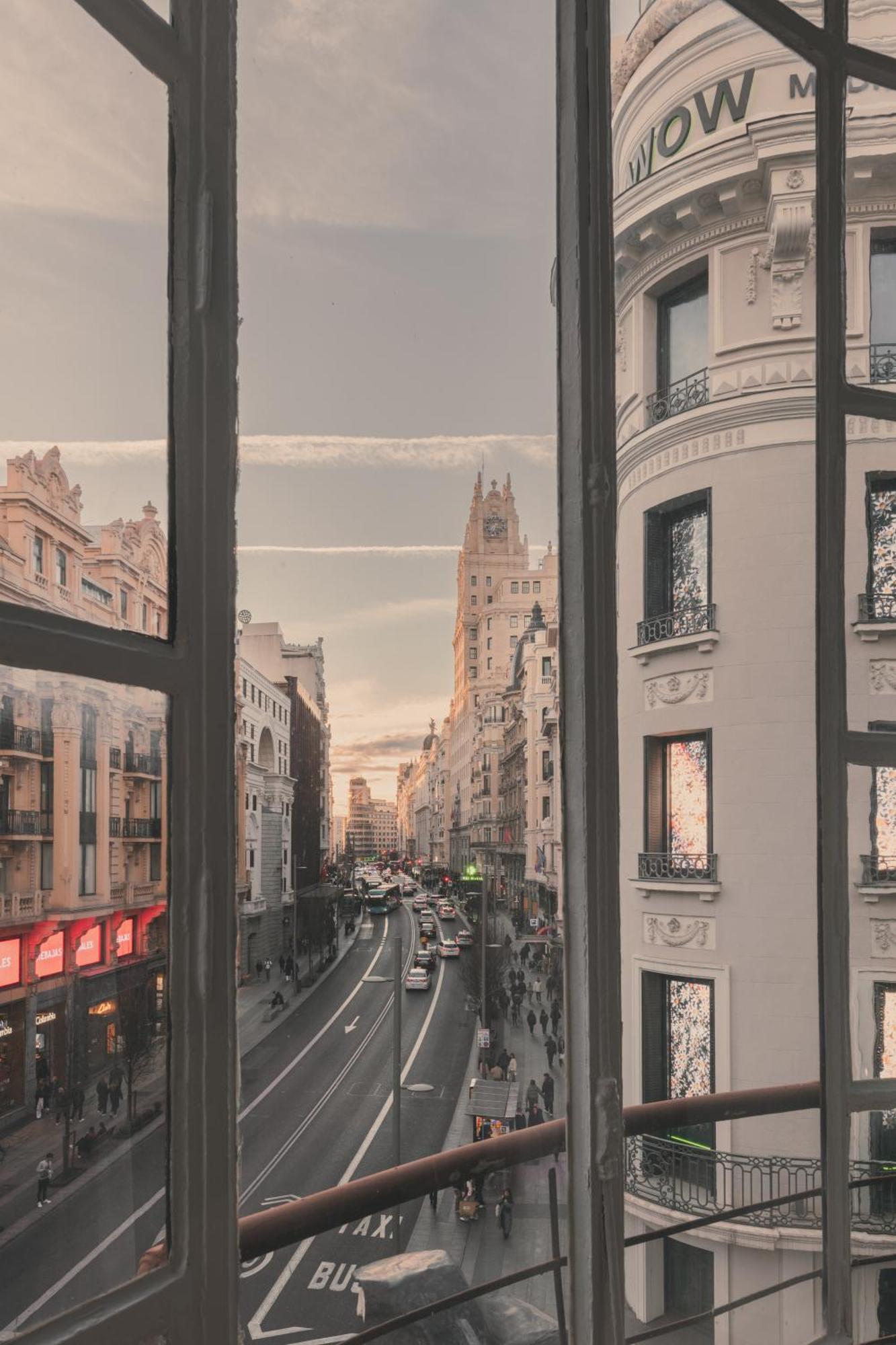 8 Rooms, 6 Bathrooms Over Gran Via Street Apartment
