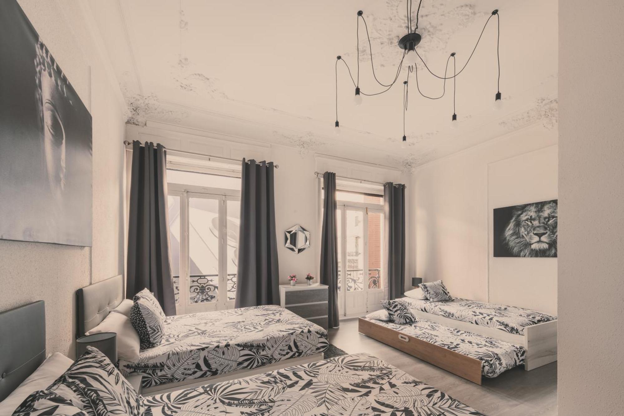 8 Rooms, 6 Bathrooms Over Gran Via Street *