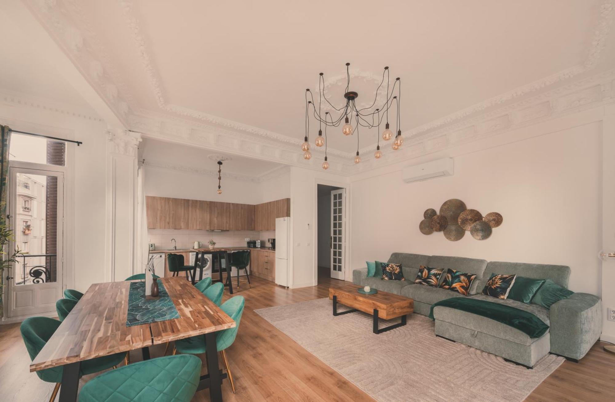 Apartment 8 Rooms, 6 Bathrooms Over Gran Via Street *