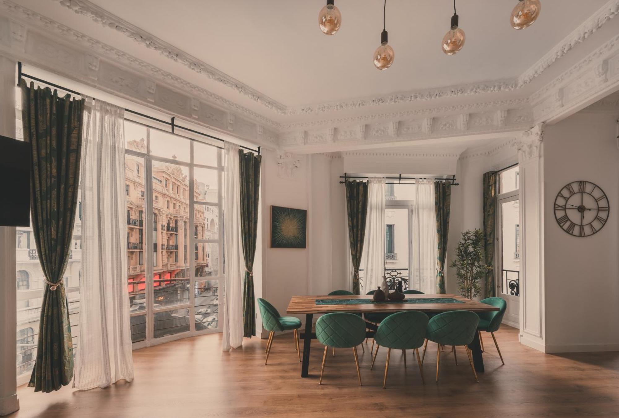 8 Rooms, 6 Bathrooms Over Gran Via Street Madrid