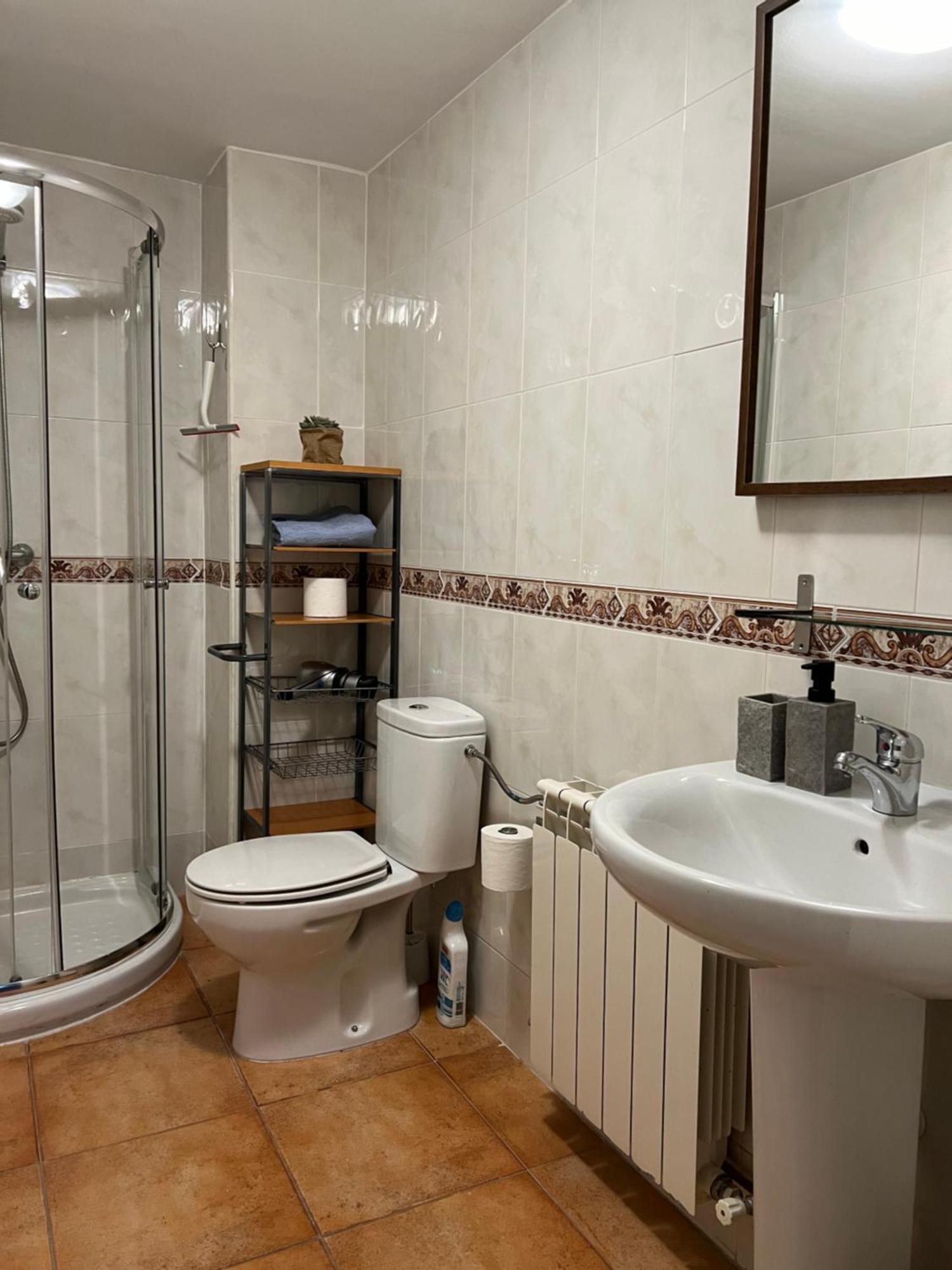 A 5 Minutos De Ifema Y 10 Del Aeropuerto, Habitacion Y Bano Privado Con Entrada Independiente * Madrid