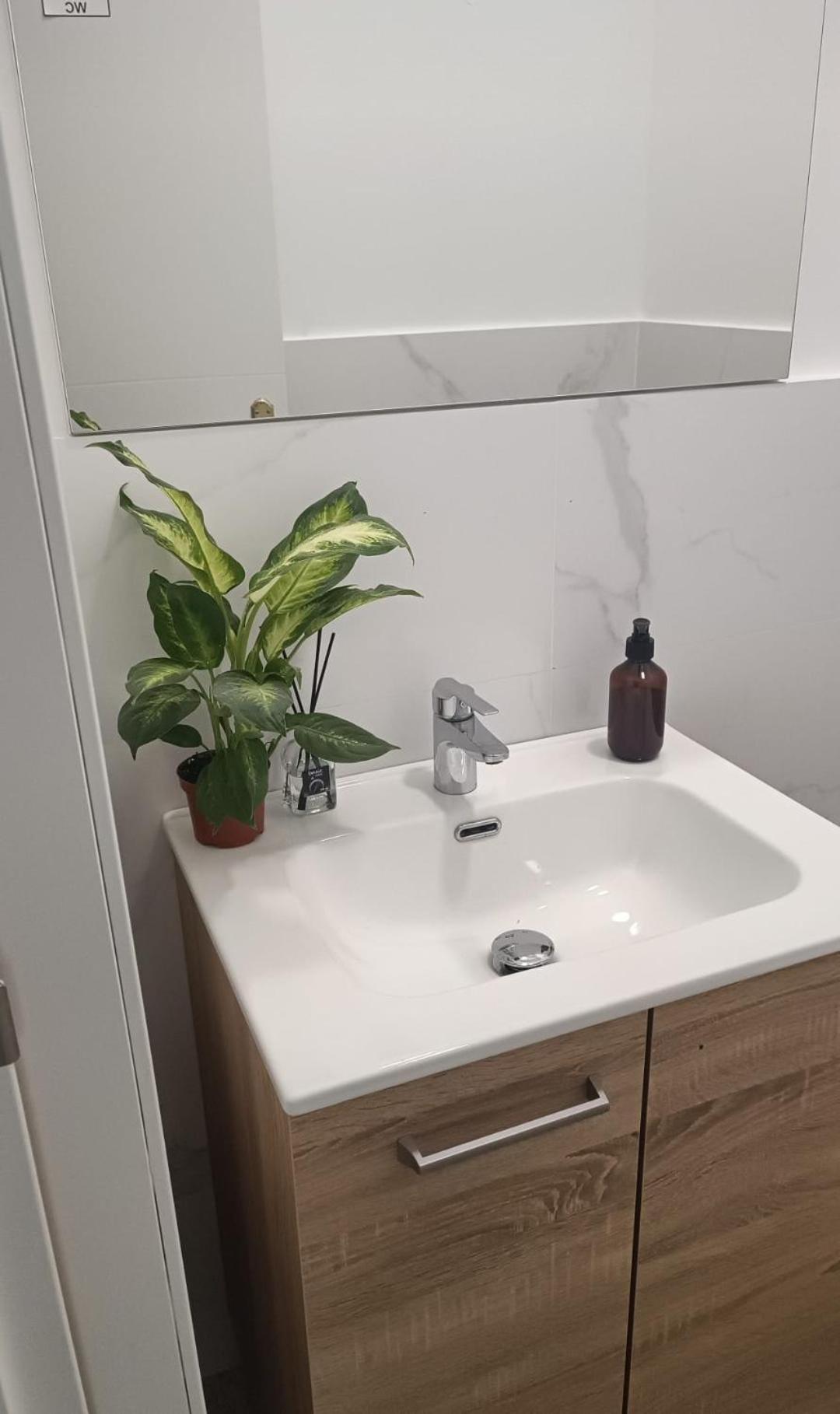 Alexa Host Vallecas Albergue Madri