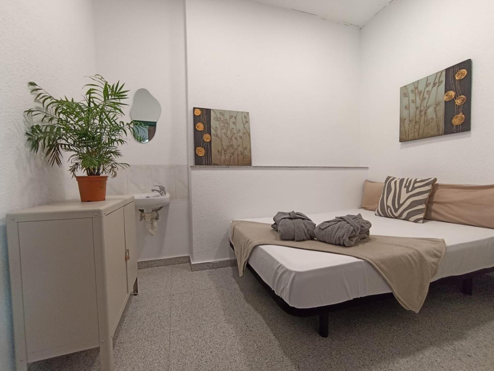 Alexa Host Vallecas Albergue Madri