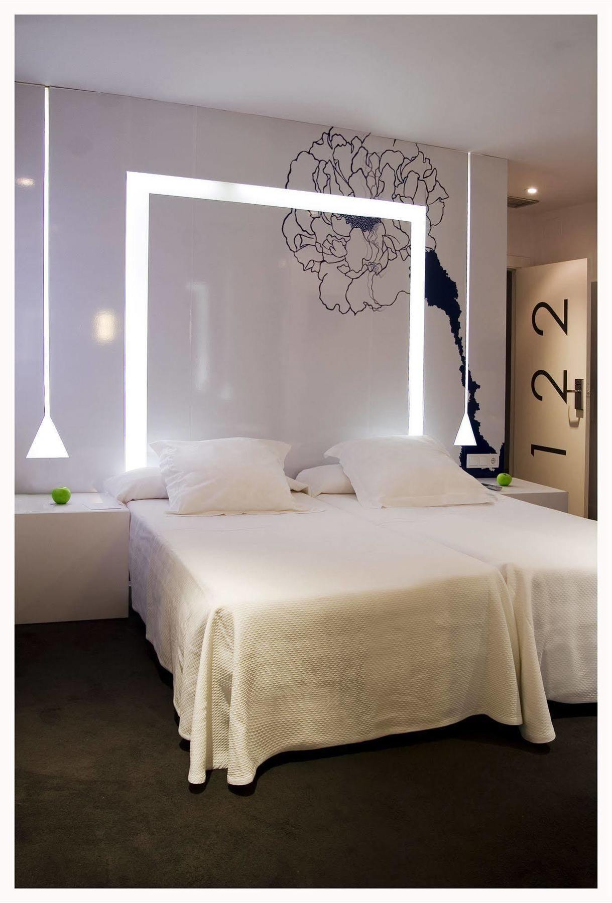 Mate Mario, Hotel Madri