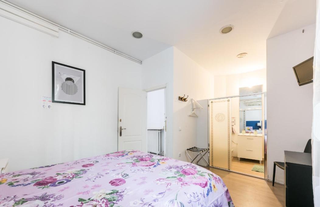 Apartment M&f 7 Rooms/7 Bathrooms Over Gran Via Madrid